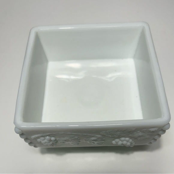 Westmoreland Della Robbia Pattern Milk Glass Compote Grape Vine Relief
#0305241 - Picture 6 of 16